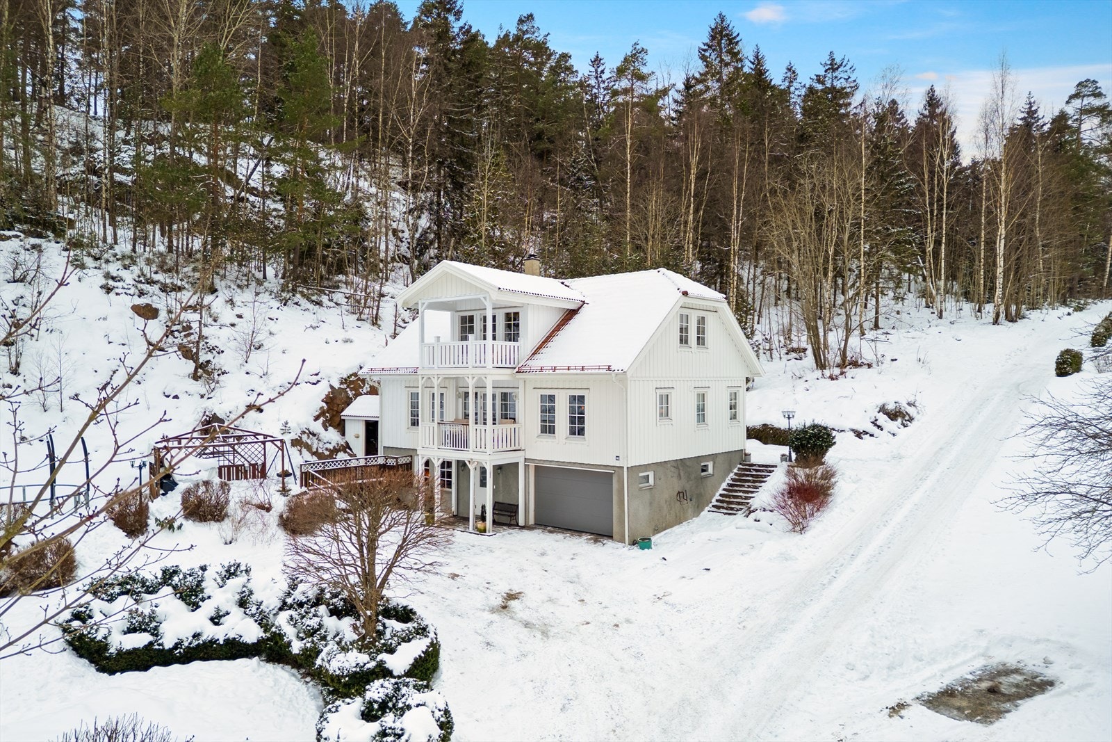 Parkering i egen garasje og gårdsplass. Fra garasjen er det direkte adkomst til boligen - her kommer du deg tørrskodd fra bilen og inn. Galleribilde