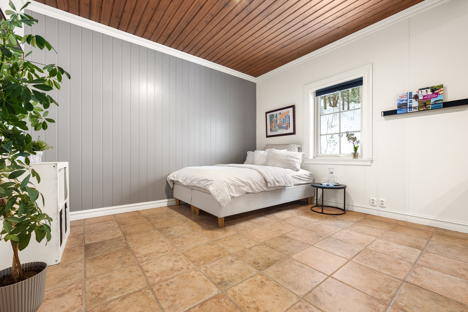 Boligen har totalt 4 soverom. Her er soverommet i 1. etasje. Galleribilde