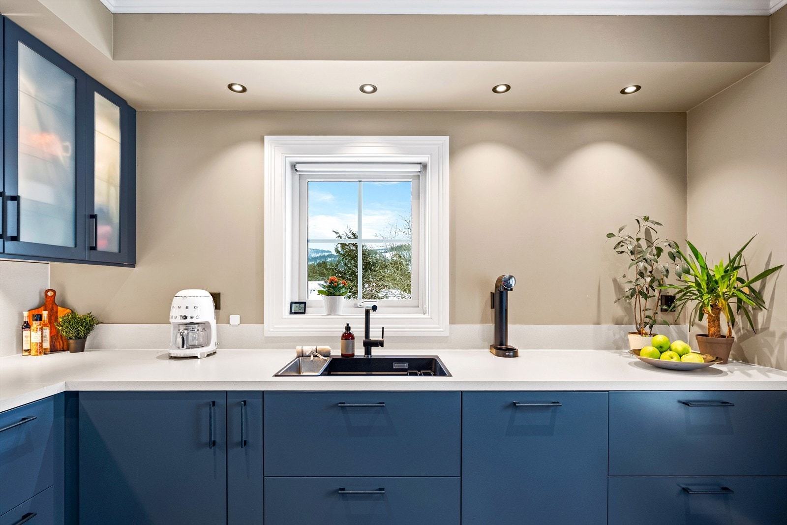 Innredningen har glatte fronter i en moderne farge og benkeplate i slitesterk laminat. Galleribilde