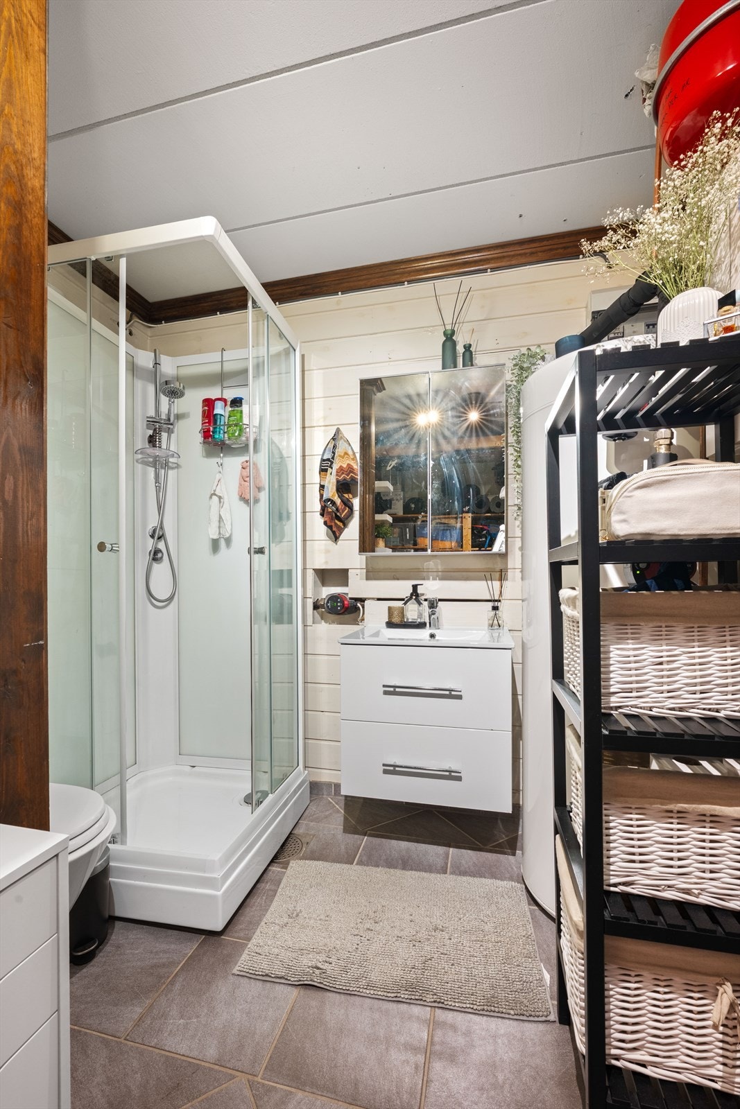 Boden i underetasjen er innredet som bad. Galleribilde