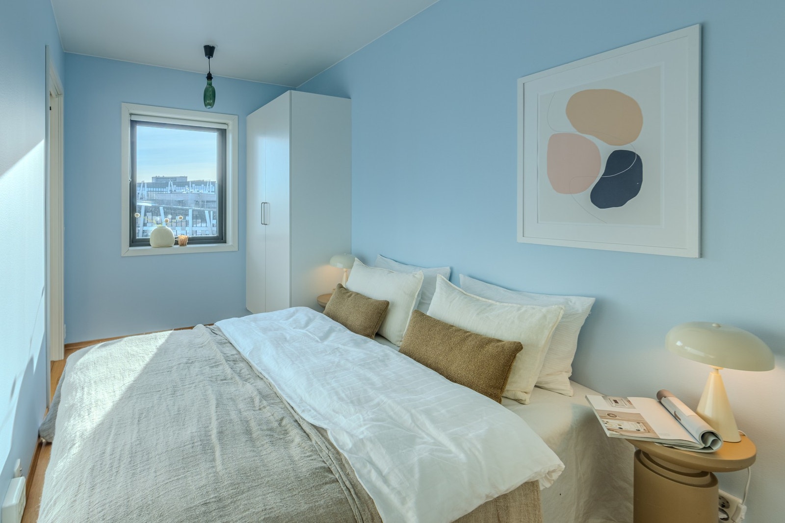 Luftig soverom, innredet med garderobeskap. Galleribilde