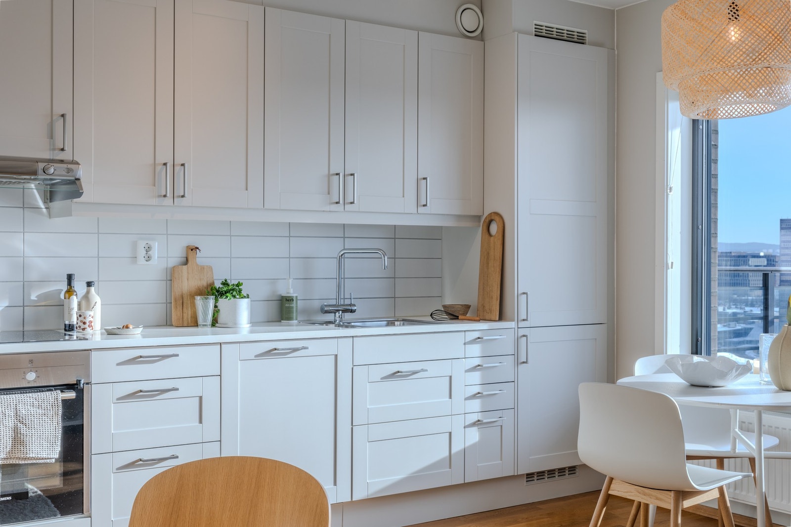 Smakfullt kjøkken fra svenske Marbodal, kjent for bærekraftige valg, funksjonell skandinavisk design og solide materialer. Galleribilde