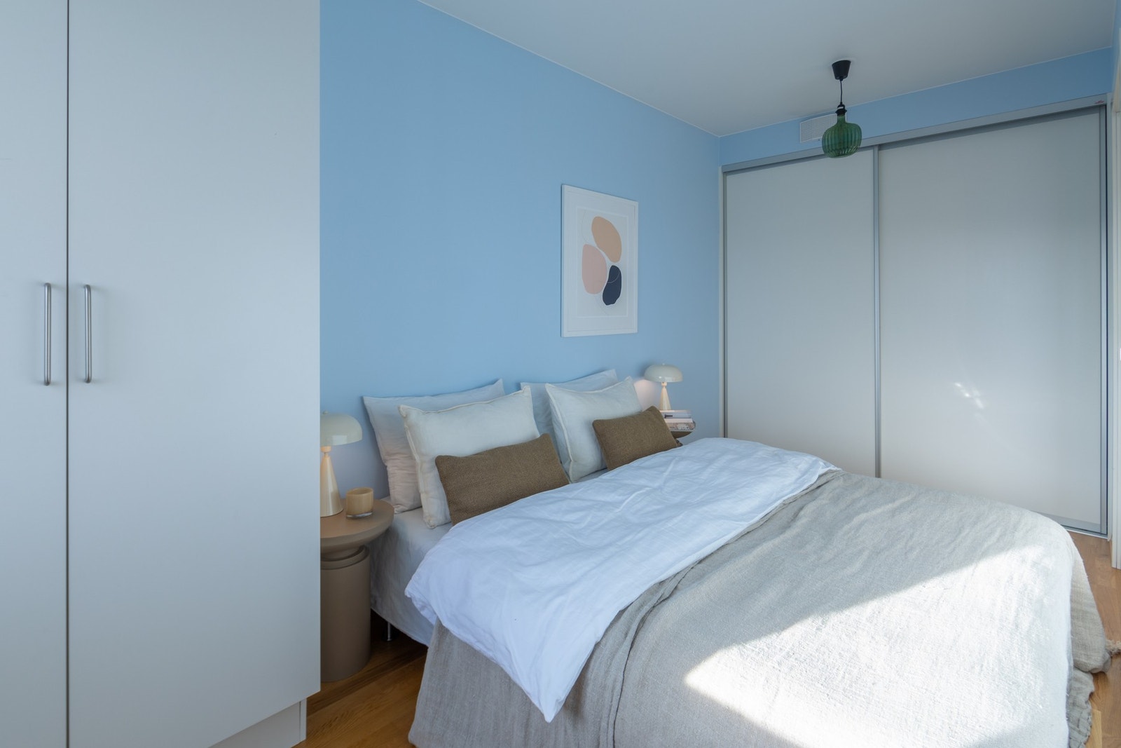 På andre siden er det satt inn en skyvedørsgarderobe. Galleribilde