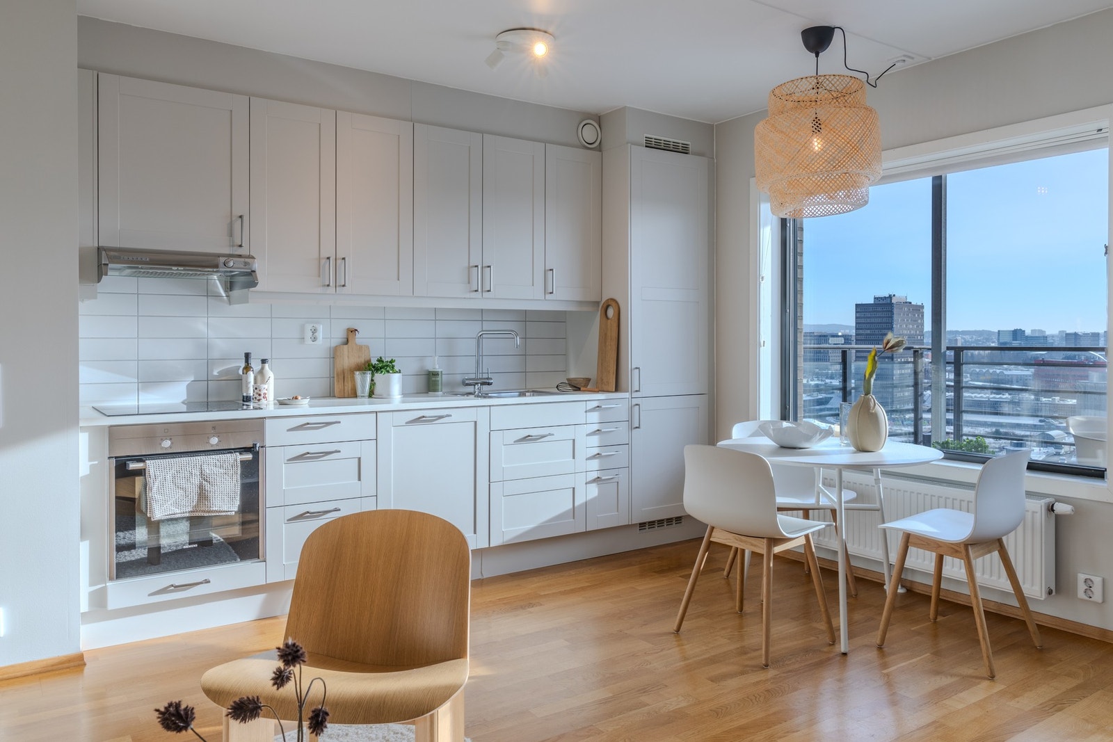 Overflatene er malt i tidløse fargetoner kombinert med trestavs parkett på gulv. Galleribilde