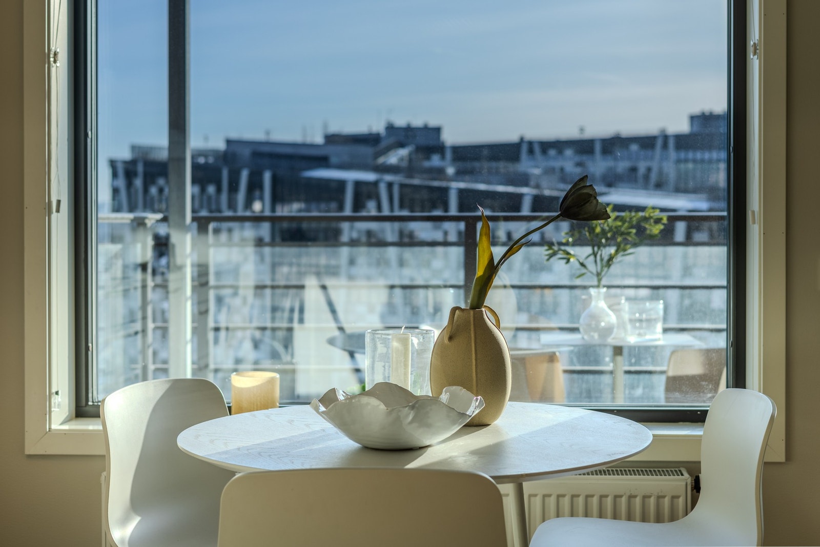 De store vindusflatene gir rikelig med naturlig dagslys. Galleribilde