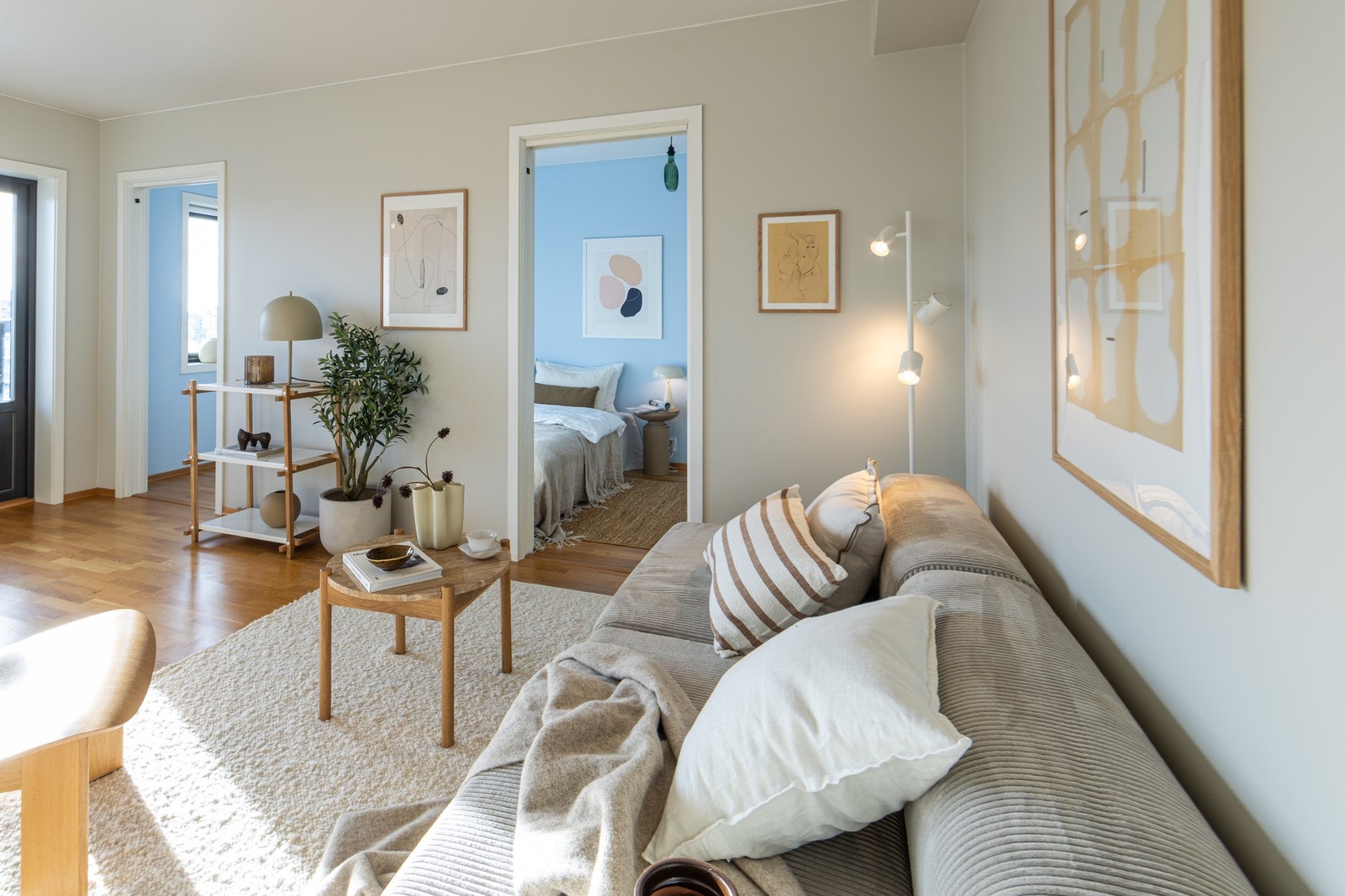 Fra stuen er det adkomst til soverommet via to innganger med plassbesparende skyvedører. Galleribilde