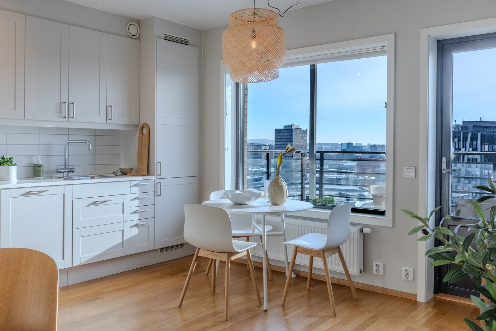 Kjøkkenet er utstyrt med integrerte hvitevarer bestående av platetopp, stekeovn, oppvaskmaskin samt kjøleskap med fryserdel. Galleribilde