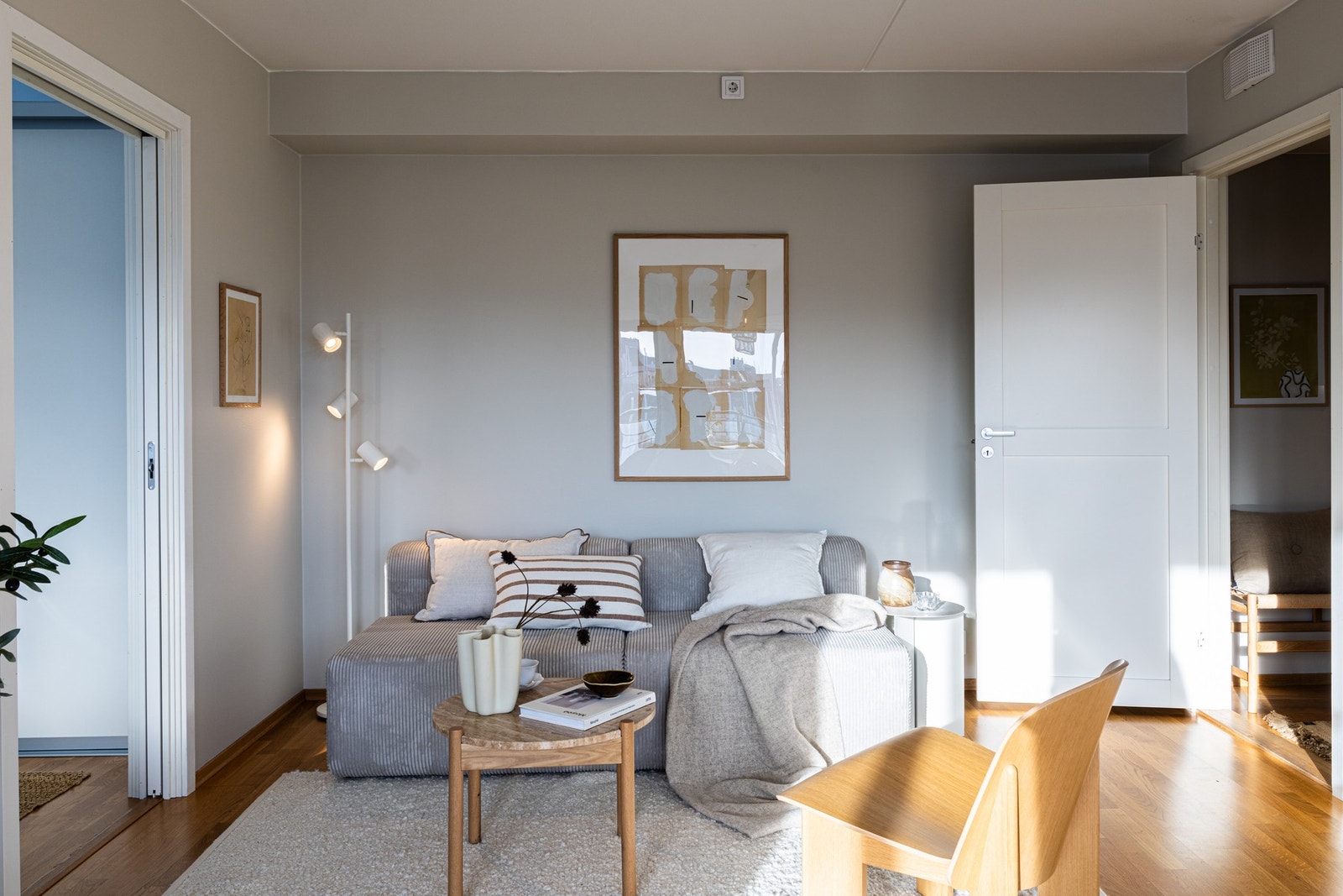 Du har plass til en sofa, TV med tilhørende møblement og spisebord. Galleribilde