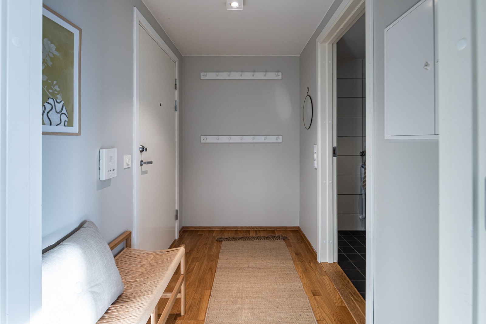 Innbydende entré med god plass til oppheng av yttertøy. Galleribilde