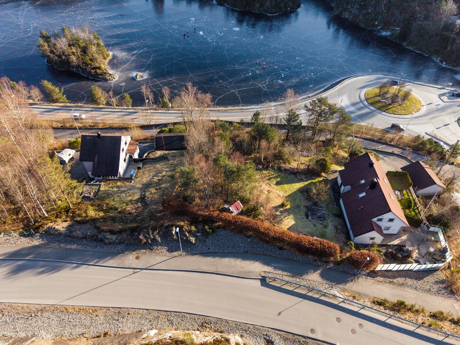 Tomten tilhører Strusshamn skolekrets med gangavstand til barneskole. Vinterstid kan det fryse til på Strusshamnsvatnet og Vestravatnet som gir gode muligheter for å stå på skøyter. Sommerstid er det populære badeplasser. Fotograf Silje Holte / @frksuper Galleribilde