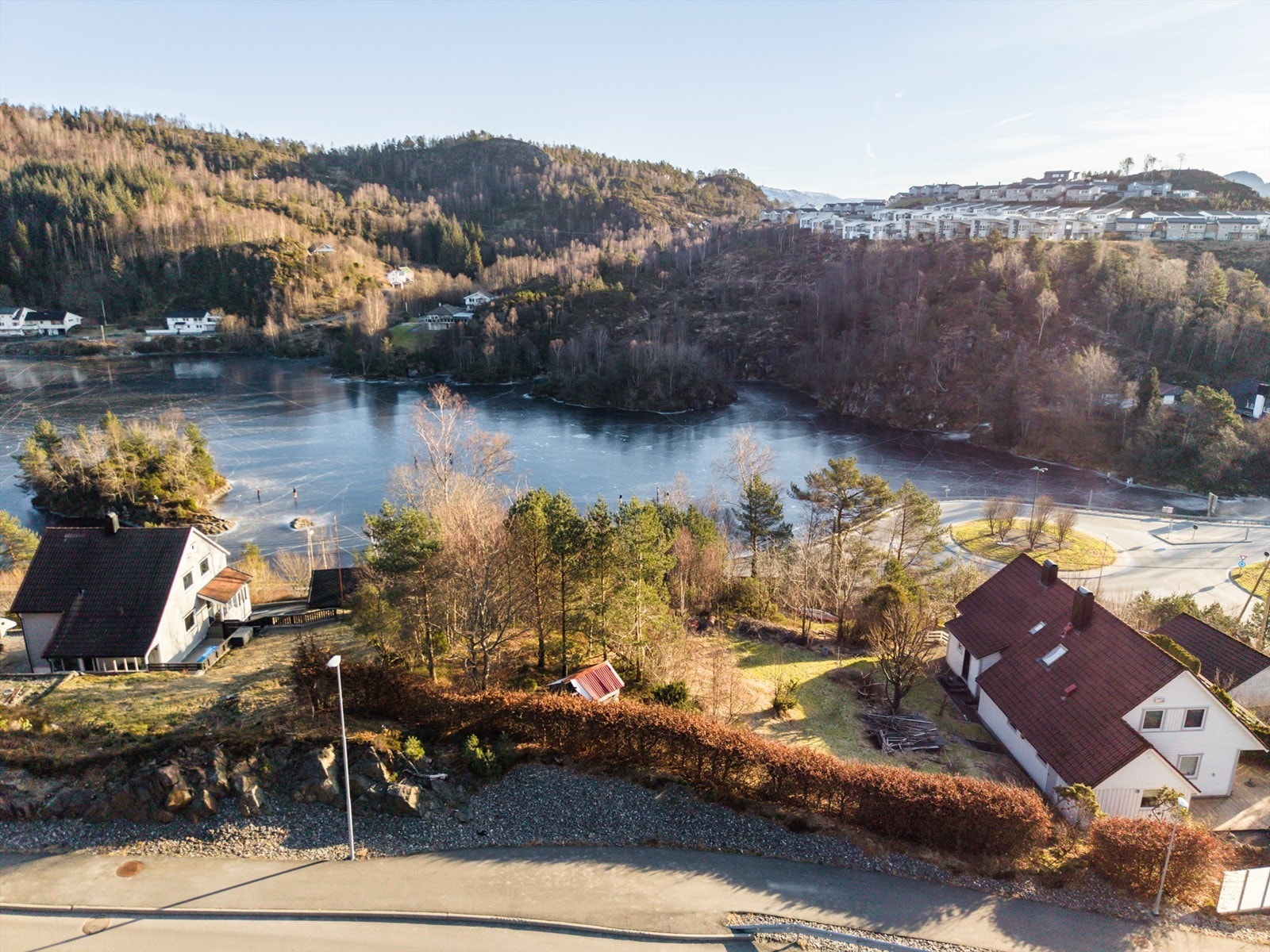 Denne tomten er kun ca 2 minutters kjøring fra Askøybroen.
Ønsker man å besikte tomten kan det gjøres når som helst på egenhånd. Fotograf Silje Holte / @frksuper Galleribilde