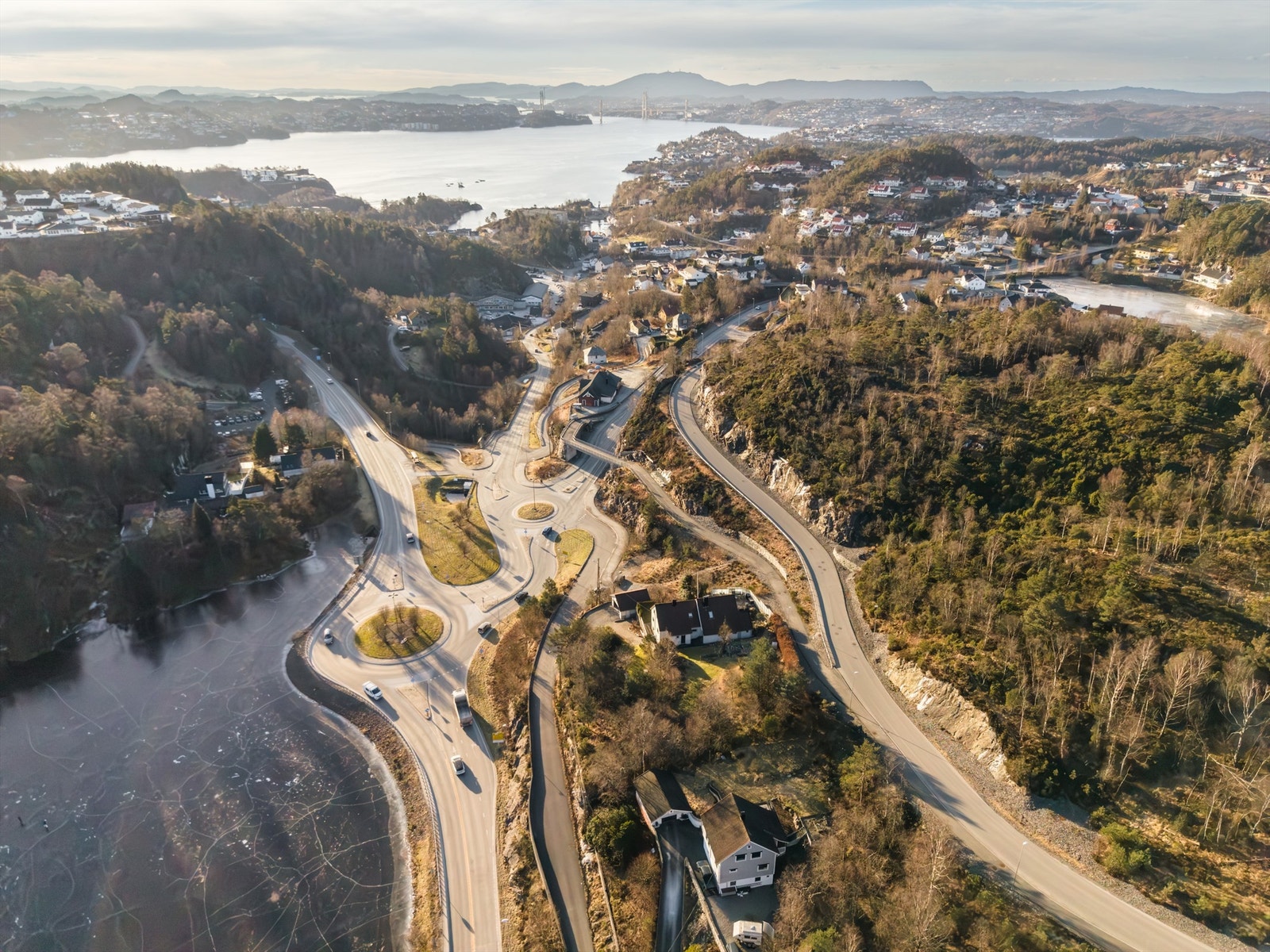 Rema 1000 i Strusshamn er nærmeste dagligvarebutikk, beliggende ved Strusshamn senter med Europris og Ditt Apotek.
For et bredere utvalg av butikker og tjenester ligger både Askøy senter og Kleppestø senter en kort kjøretur unna. Fotograf Silje Holte / @f Galleribilde