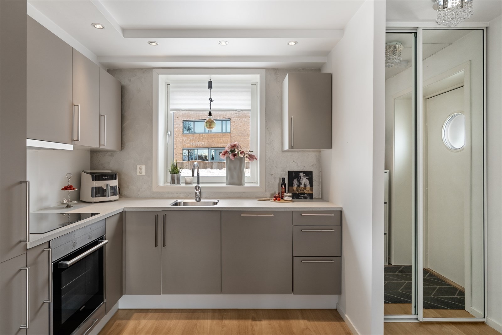 Lekkert HTH kjøkken med integrerte hvitevarer fra Siemens. Galleribilde