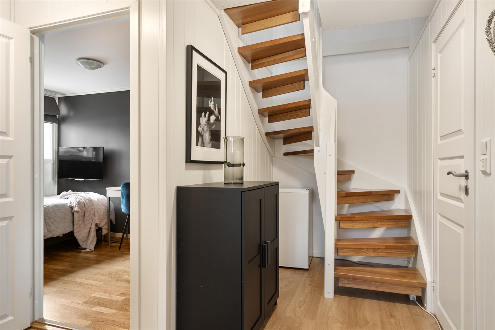 Romfordeling kjeller: Gang, vaskerom, toalettrom, to soverom og bod innredet som soverom. Galleribilde