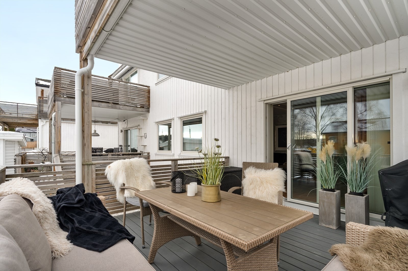 Solen kommer på terrassen ca 07.30 og den har du til ca 18.30/19.00 på sommeren. Det er sol litt lenger nede i hagen. Galleribilde