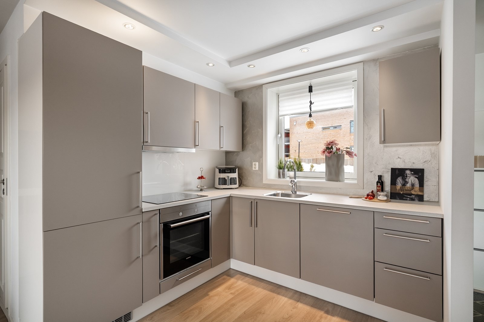 Store vindusflater sørger for naturlig lysinnslipp. Galleribilde