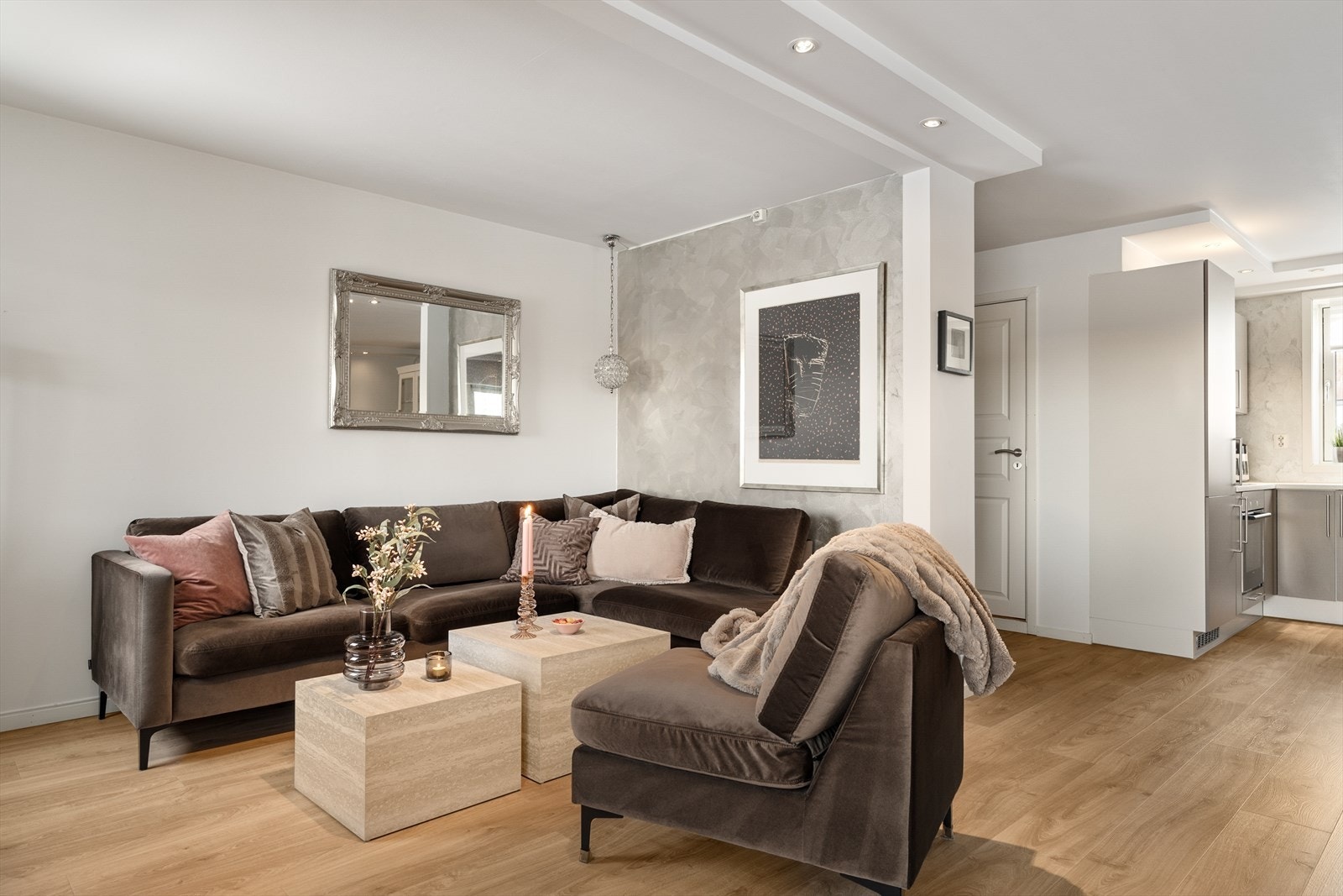 Det er utstedt ferdigattest for ombygging fra 2-mannsbolig til 4-mannsbolig datert 23.09.2016. Galleribilde