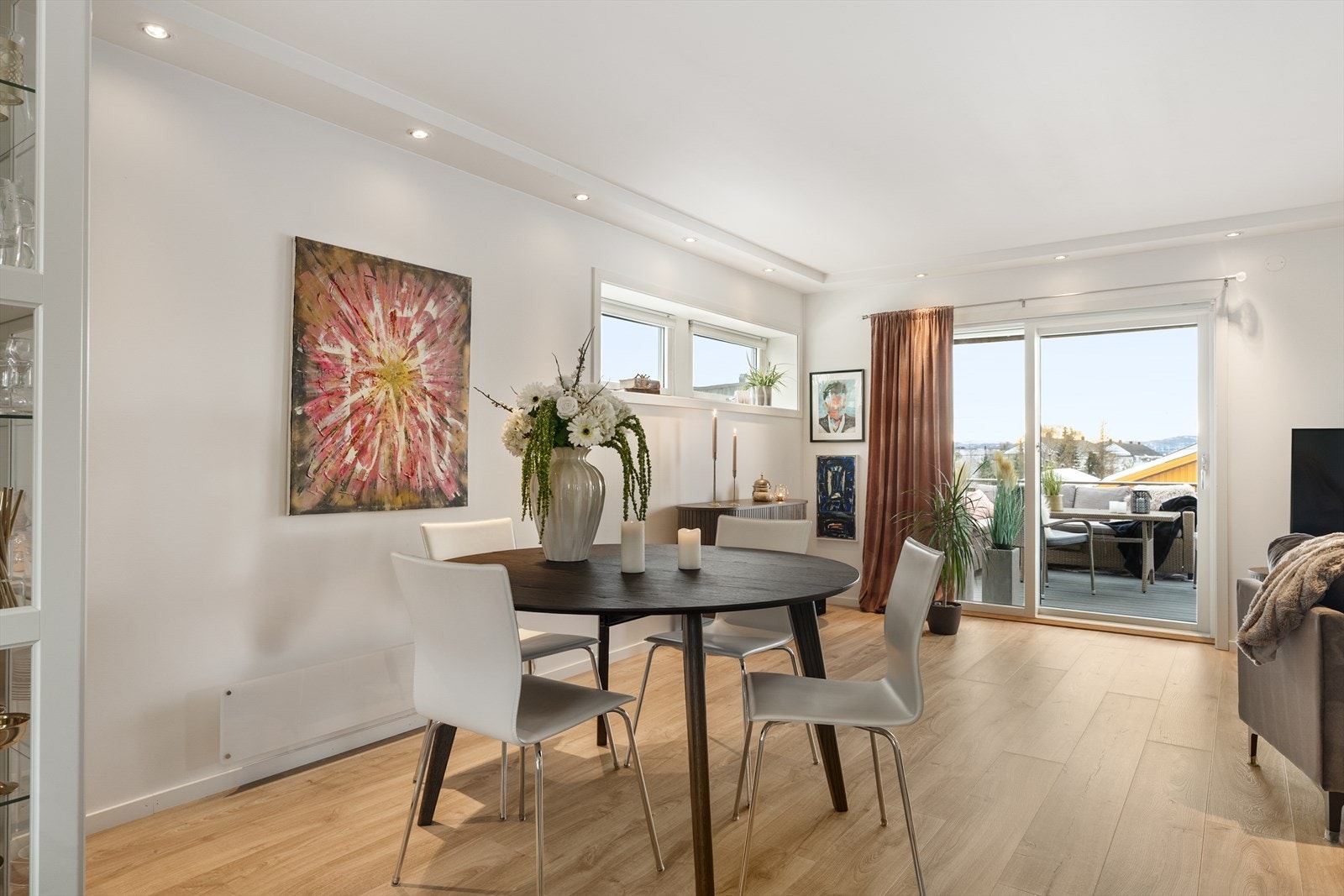 Mellom stue og kjøkken er det plass til spisebord for sosiale sammenkomster. Galleribilde