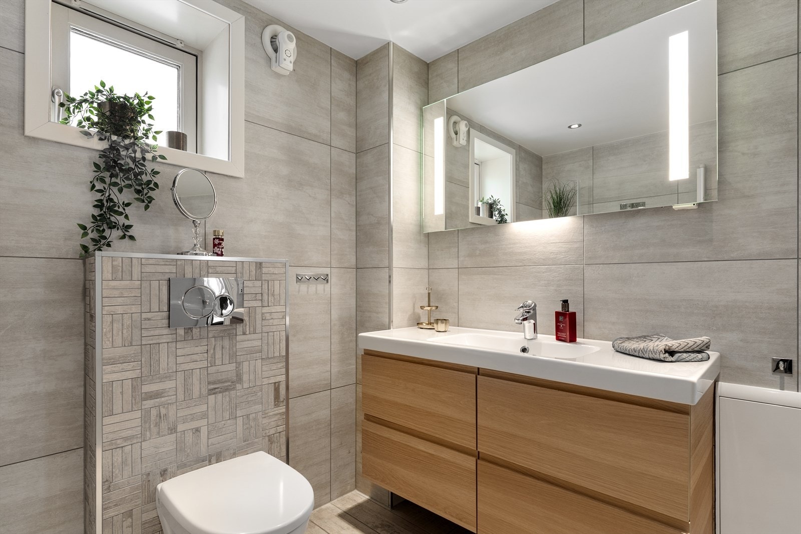 Lekkert bad i 1. etasje. I tillegg er det vaskerom og toalettrom i kjelleretasjen. Galleribilde