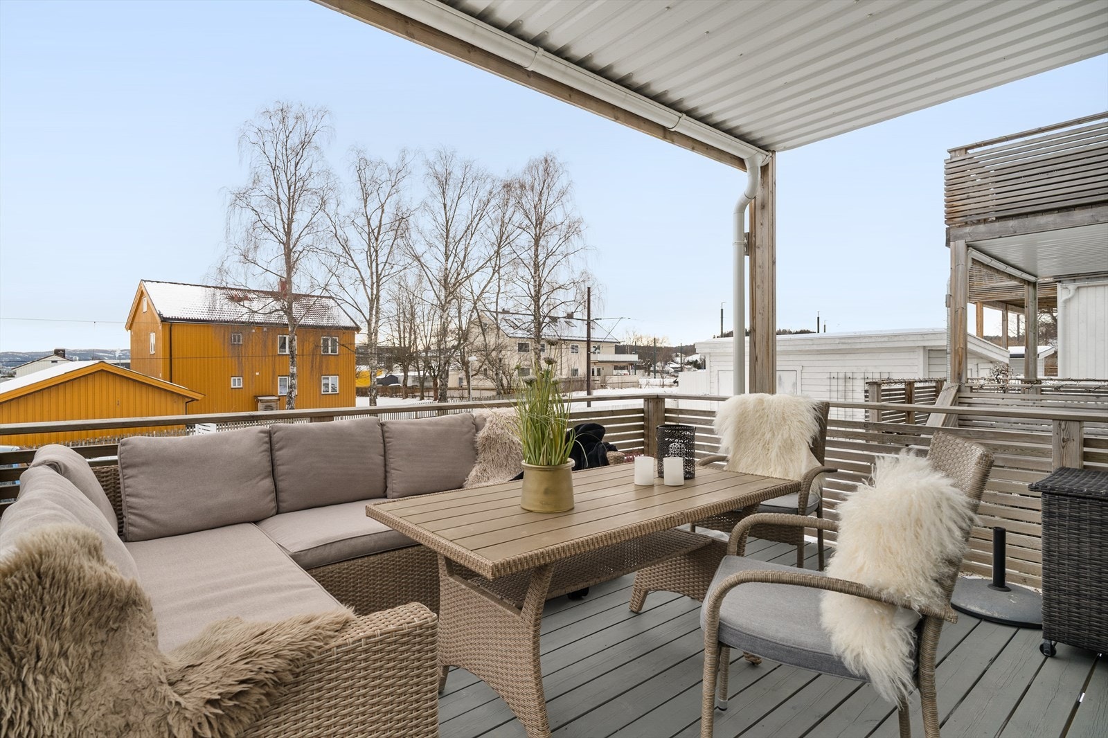 Fra stuen er det utgang til en stor terrasse med flotte solforhold. Galleribilde