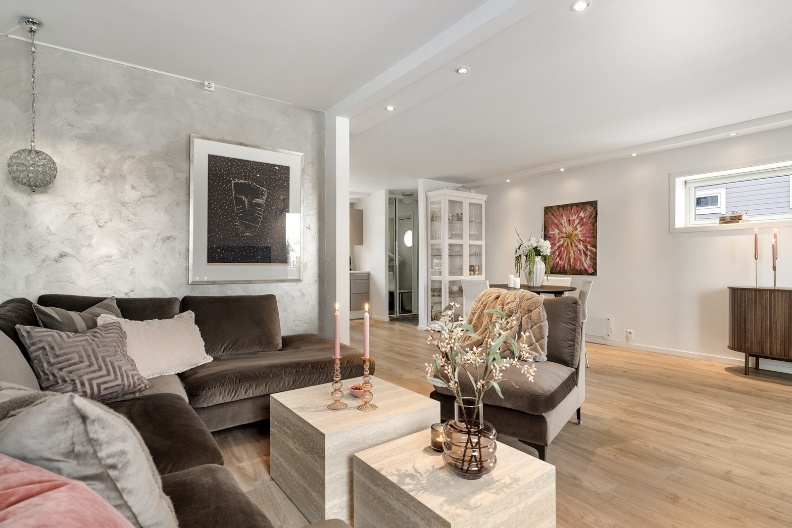 Leiligheten har to etasjer og holder en gjennomgående fin standard (Kjeller + 1. etasje). Galleribilde