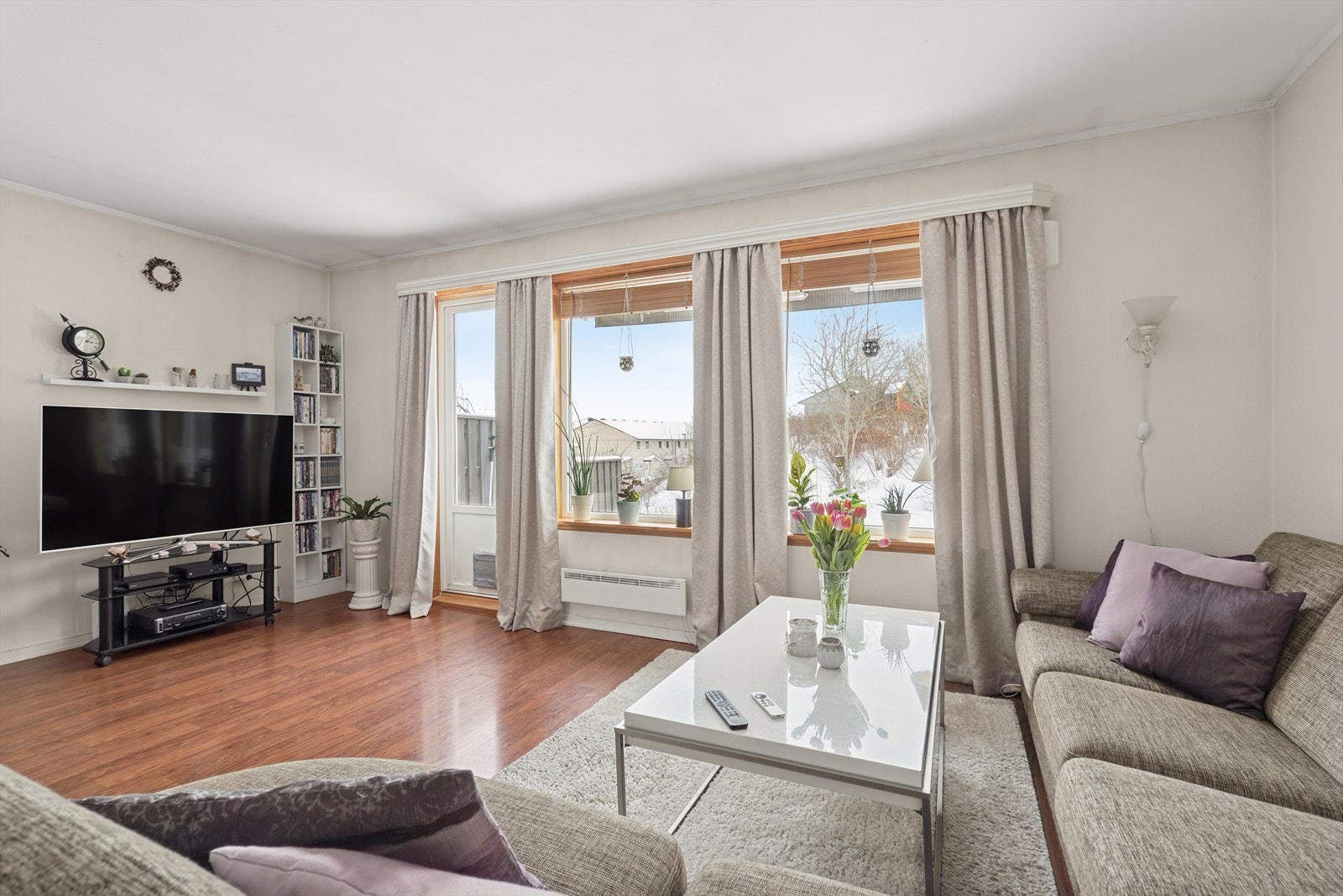 Store vindusflater fra 2003 og 2012 slipper inn rikelig med dagslys. Galleribilde