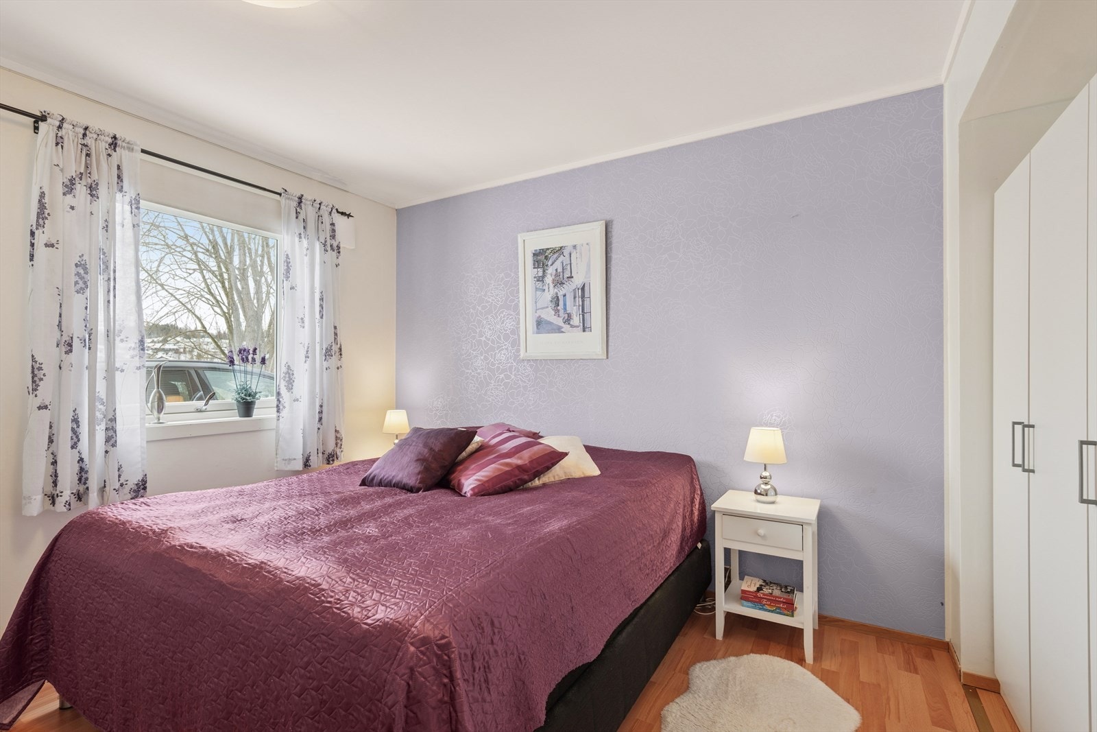 Soverom i første etasje med laminatgulv og oppbevaringsplass i garderobeløsning. Galleribilde