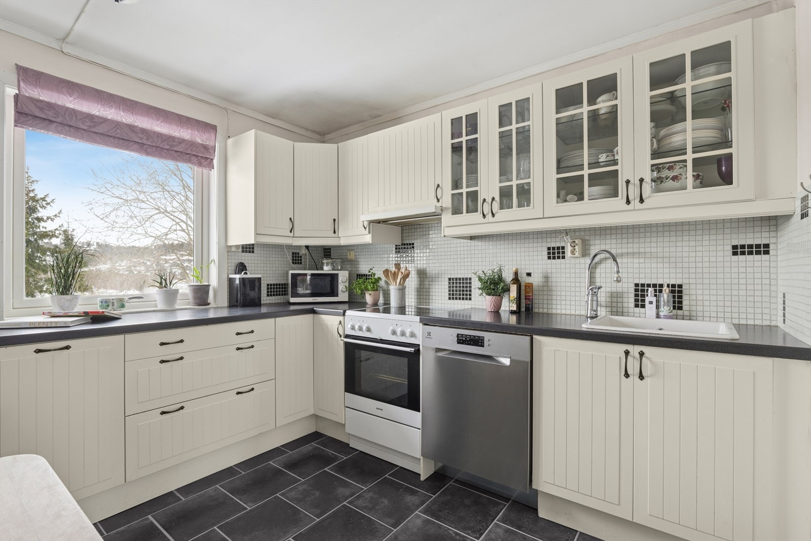 Kjøkkenet har innredning fra ca. 2005 med folierte fronter og god plass til hvitevarer. Galleribilde