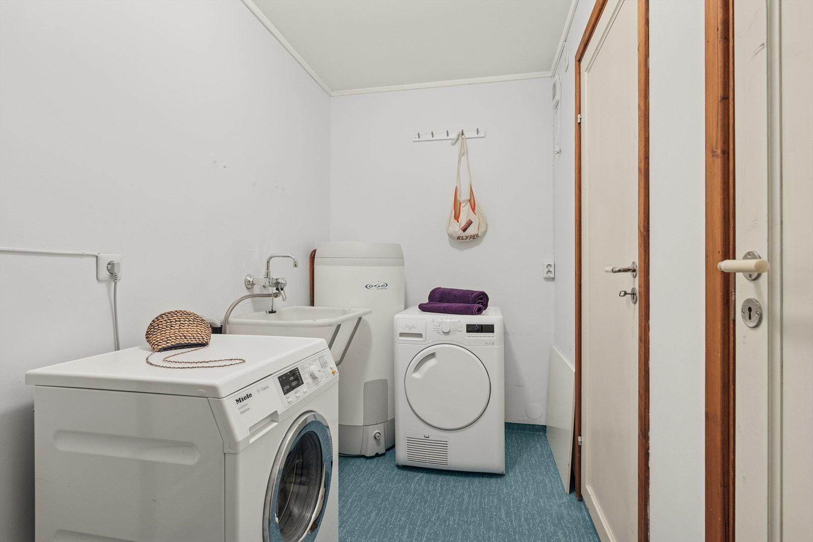 Praktisk vaskekjeller i underetasjen med opplegg for vaskemaskin og stoppekran. Galleribilde