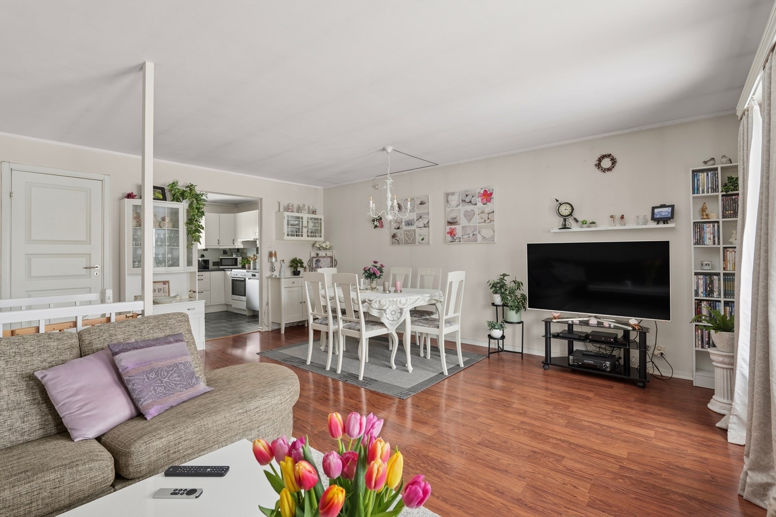 Første etasje har en sosial planløsning med plass til både sofa og spisegruppe. Galleribilde