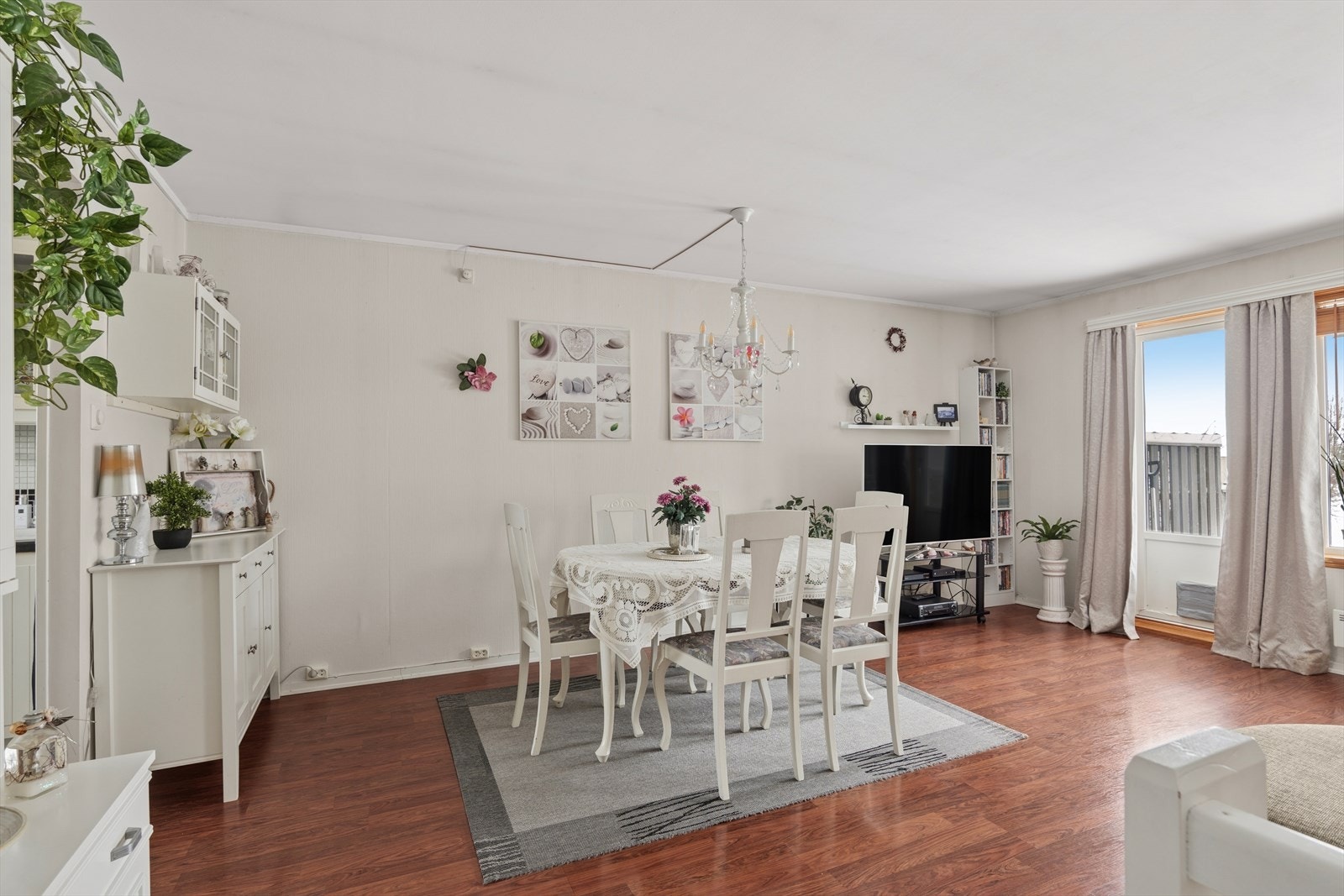 Fra stuen er det direkte utgang til en romslig terrasse på 23 m². Galleribilde