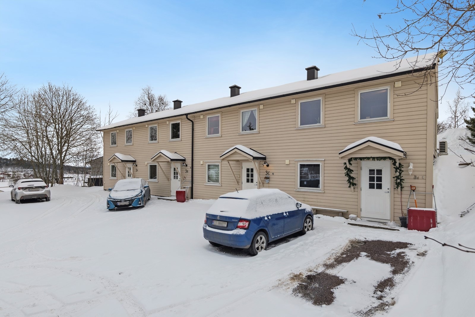 Boligen ligger i en rolig gate i et etablert og barnevennlig boligfelt ved Gullhaug. Galleribilde