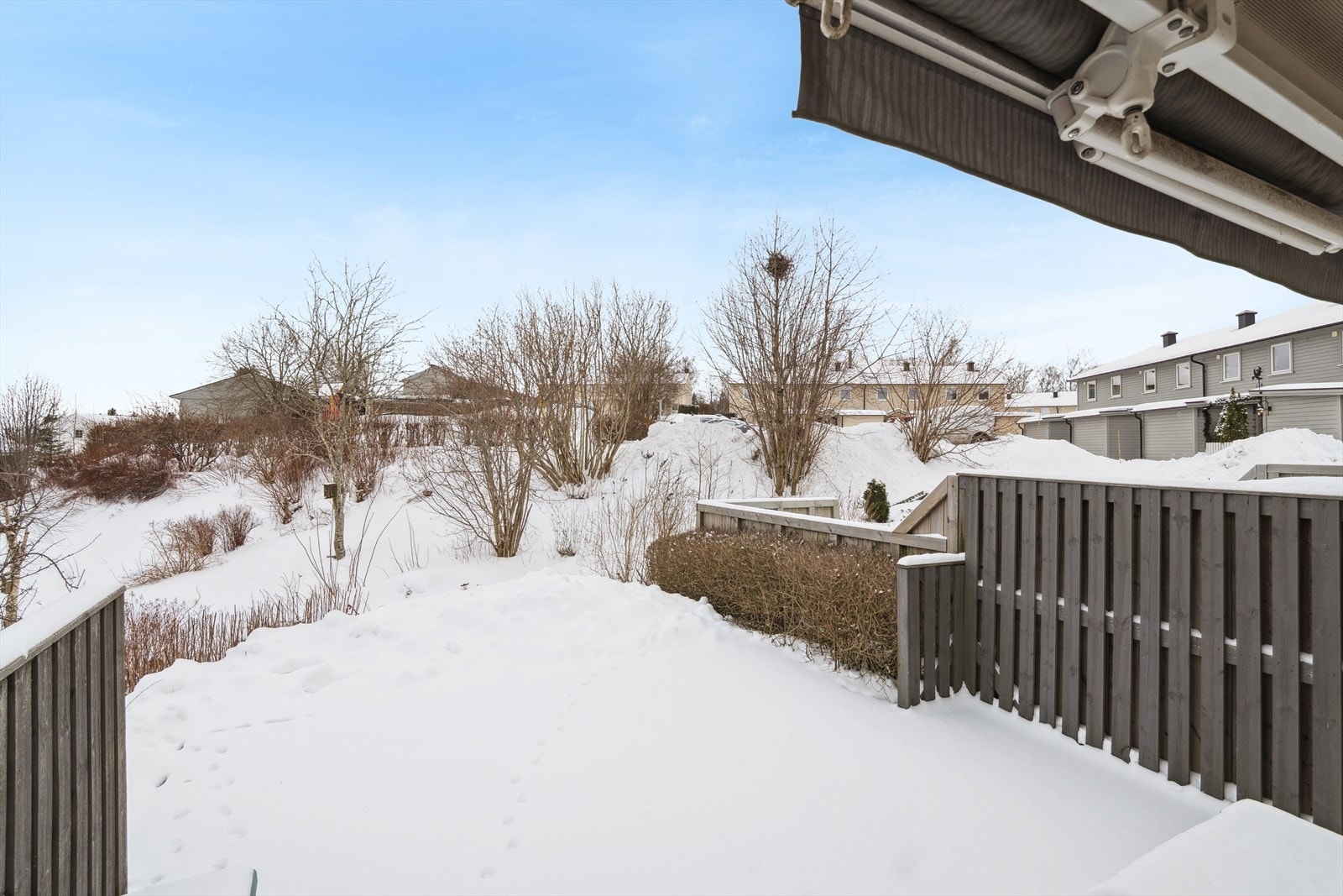 Terrassen er skjermet, og et fint sted å tilbringe varme sommerdager. Galleribilde