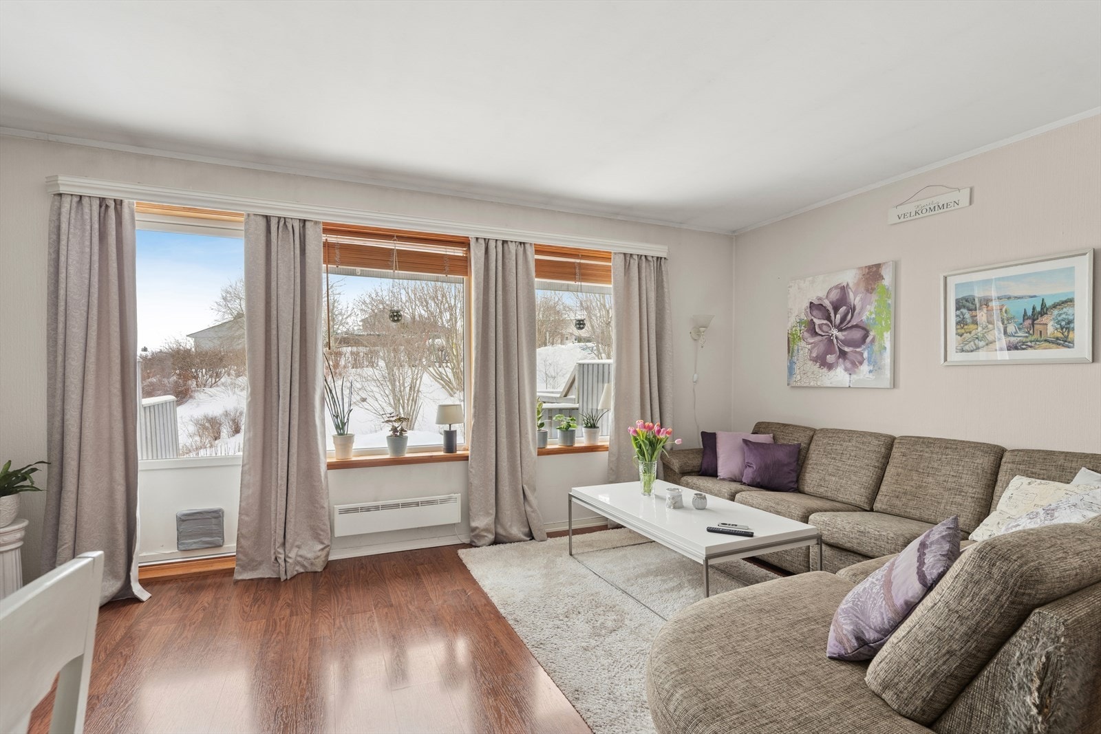 Stuen er lys og romslig med laminatgulv og plass til en god sofagruppe. Galleribilde