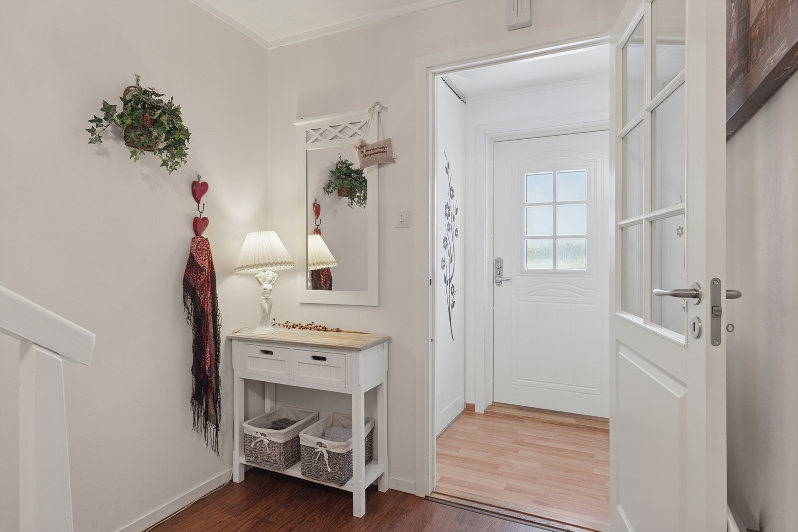 Man ønskes velkommen i en lys entré med plass til å henge fra seg yttertøy. Galleribilde