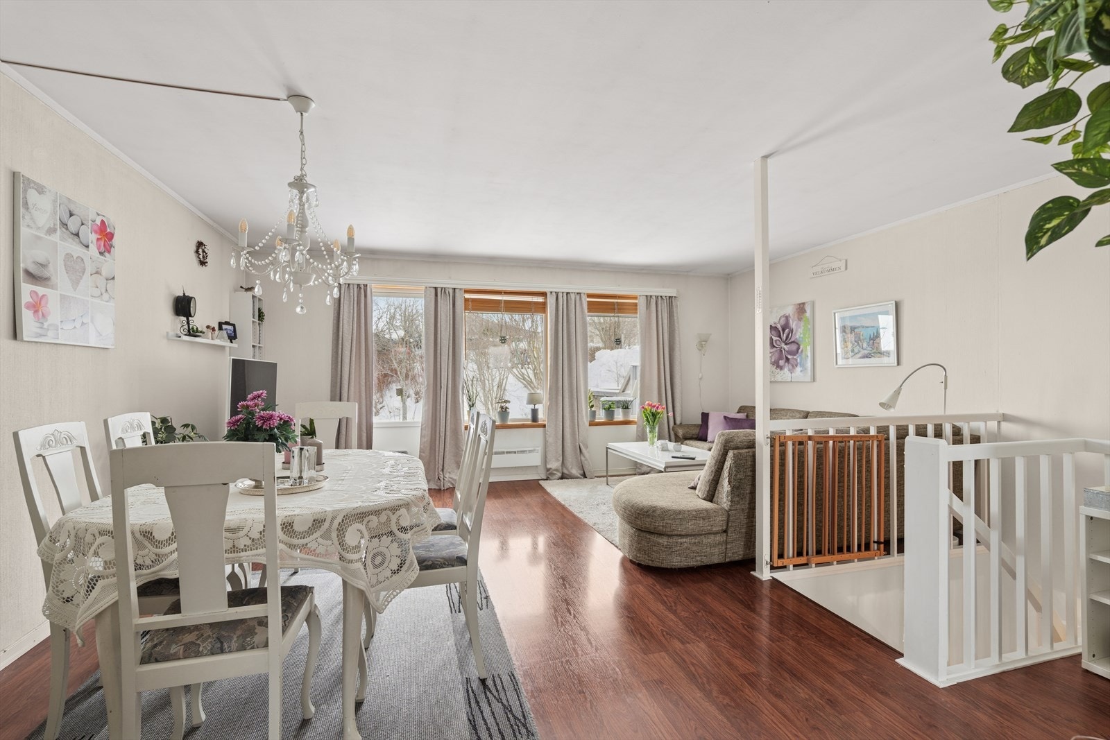 Stuen og kjøkkenet er plassert i første etasje. Galleribilde