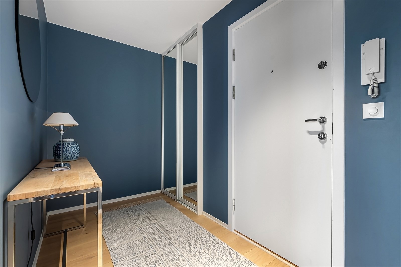 Romslig entrè med skyvedørsgarderobe Galleribilde