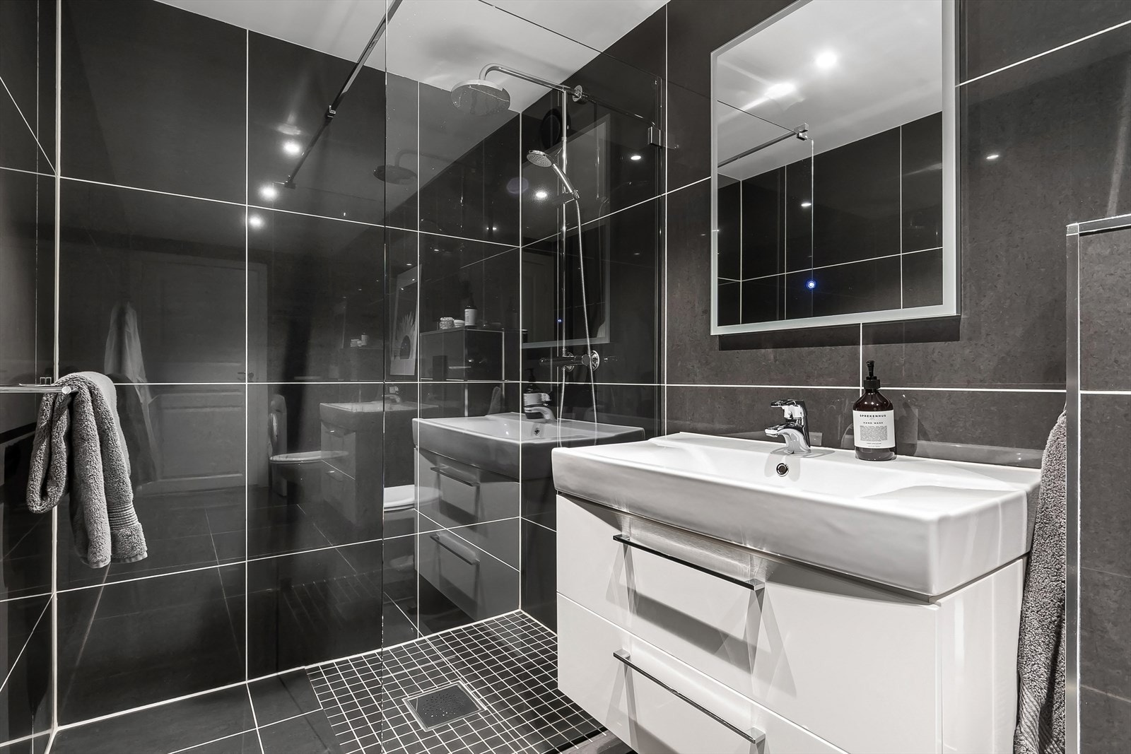 Stor dusj og servant Galleribilde