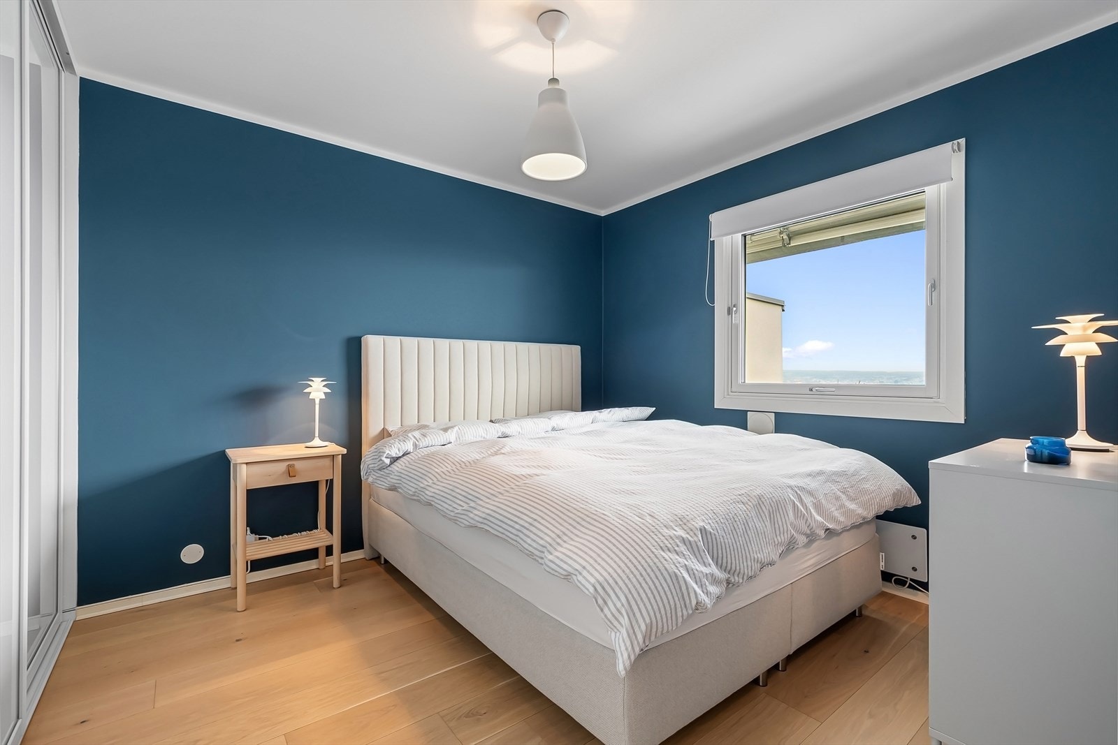 Skap med skyvedør i soverom Galleribilde