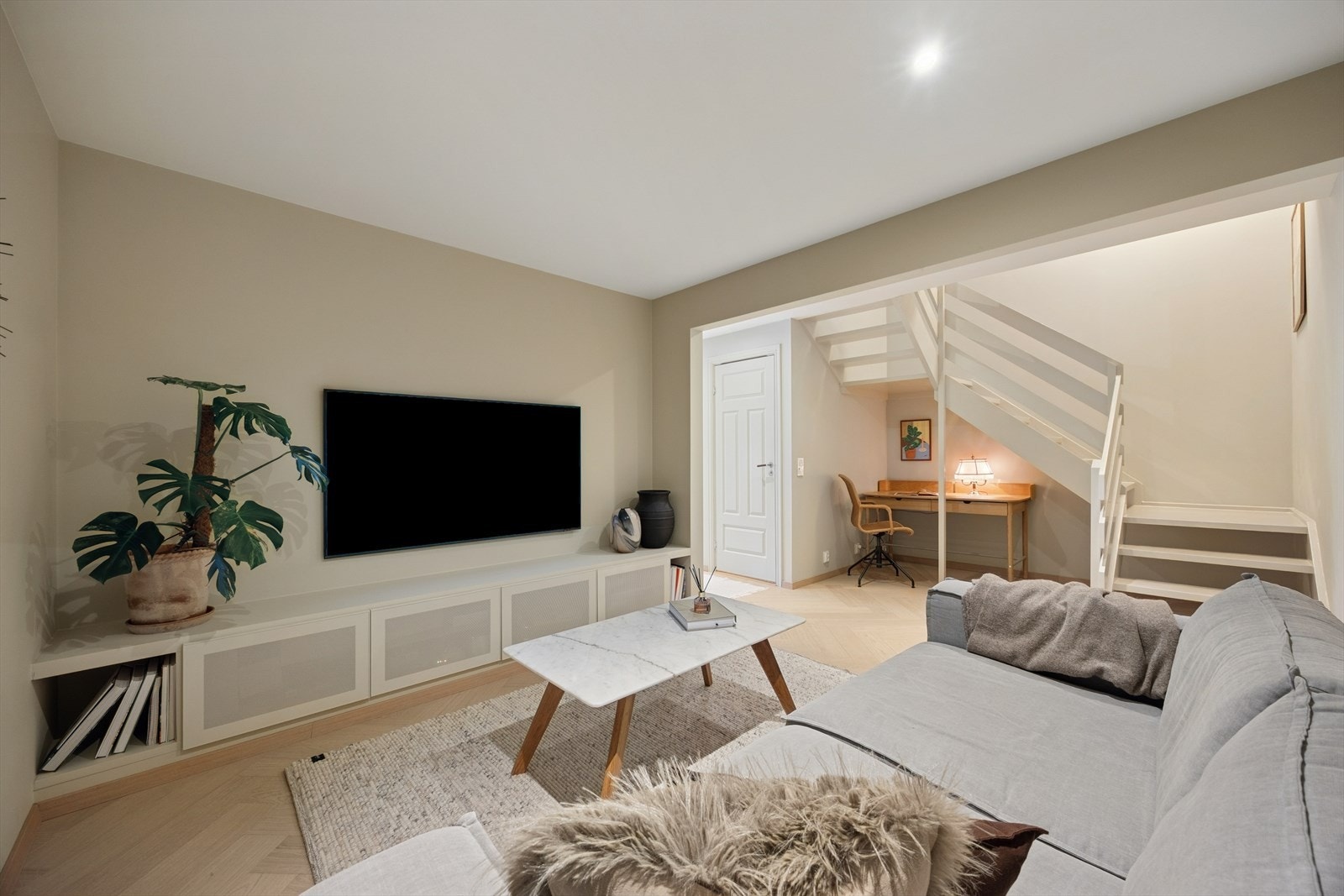 Kjellerstuen og gangen er utstyrt med Philips Hue downlights som gir fleksibel, stemningsfull belysning - perfekt for å tilpasse lyset etter anledning og ønsket atmosfære. Galleribilde