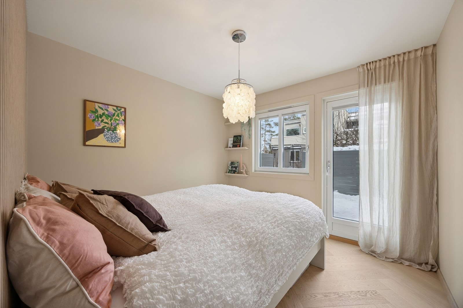 Terrasse i trekonstruksjon på ca. 17 kvm med utgang fra hovedsoverommet. Galleribilde