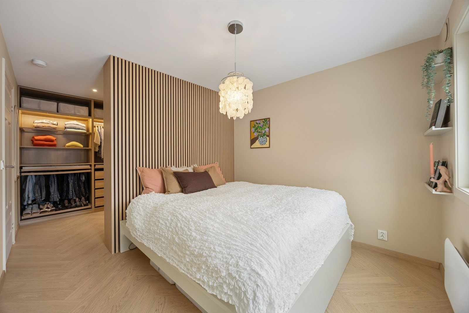 Rekkehuset har et romslig hovedsoverom med direkte utgang til stor markterrasse/bakhage. Galleribilde