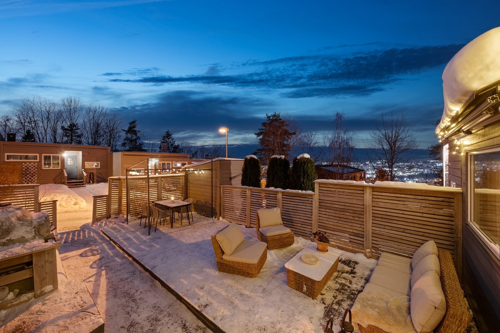 Fra forhagen kan du nyte herlige solforhold og en flott utsikt. Galleribilde