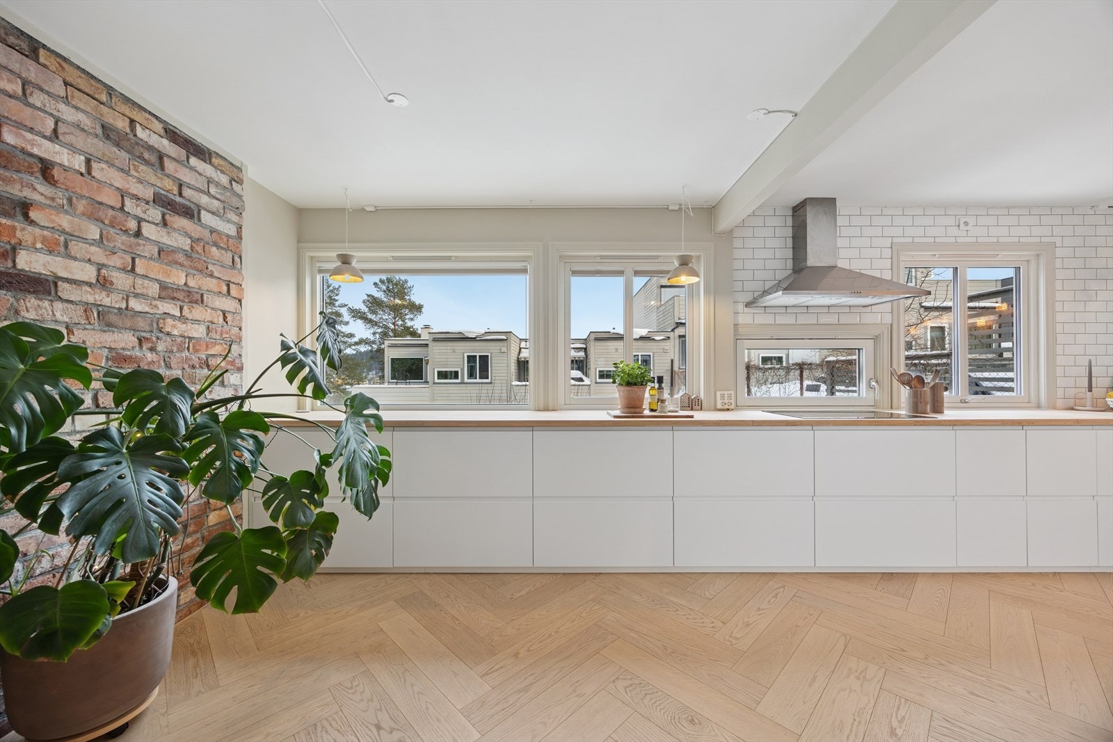 Her får du rikelig med plass til å kokkelere på den lange kjøkkenbenken! Galleribilde