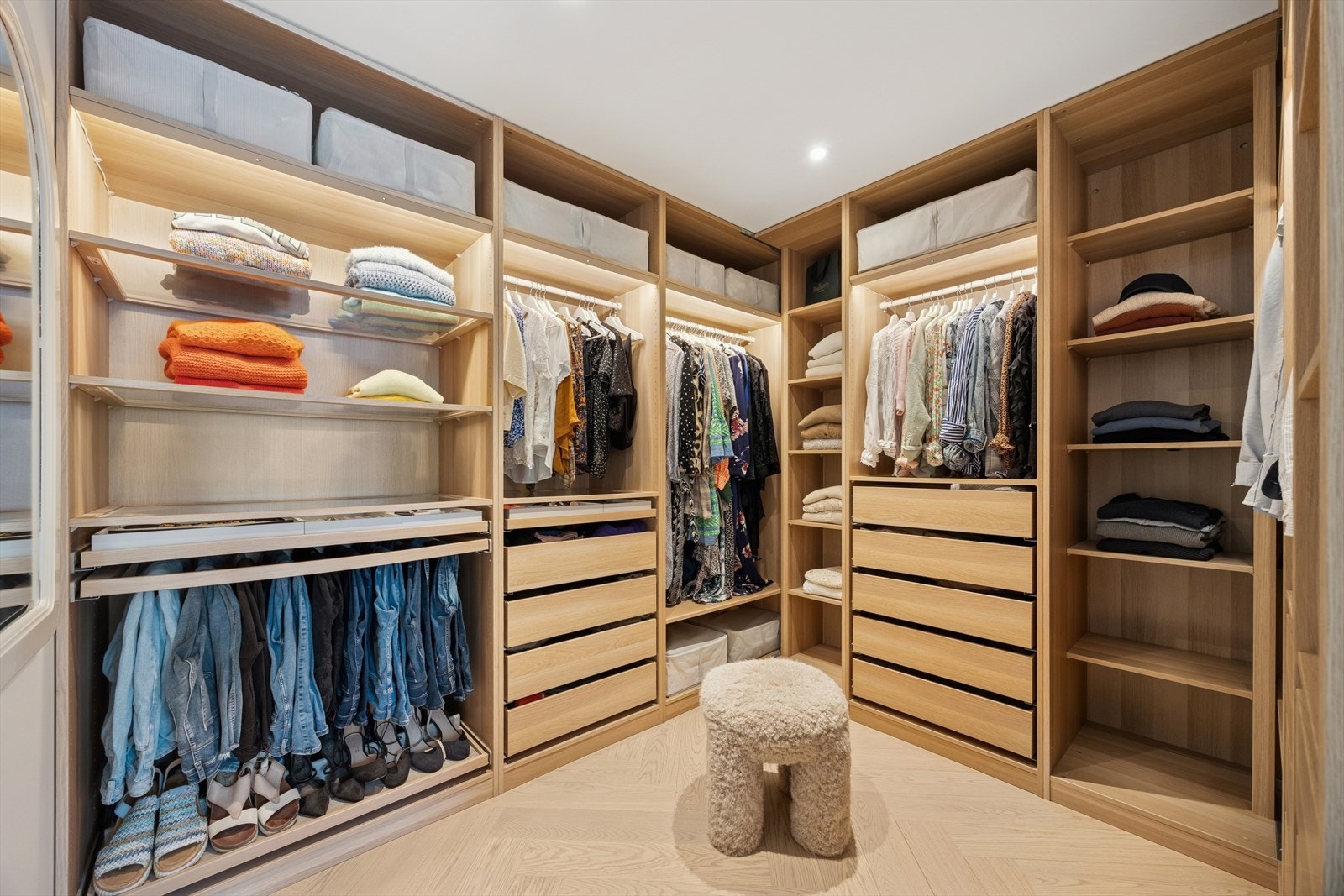 Her er det plass til alt av klær man måtte ønske. Galleribilde