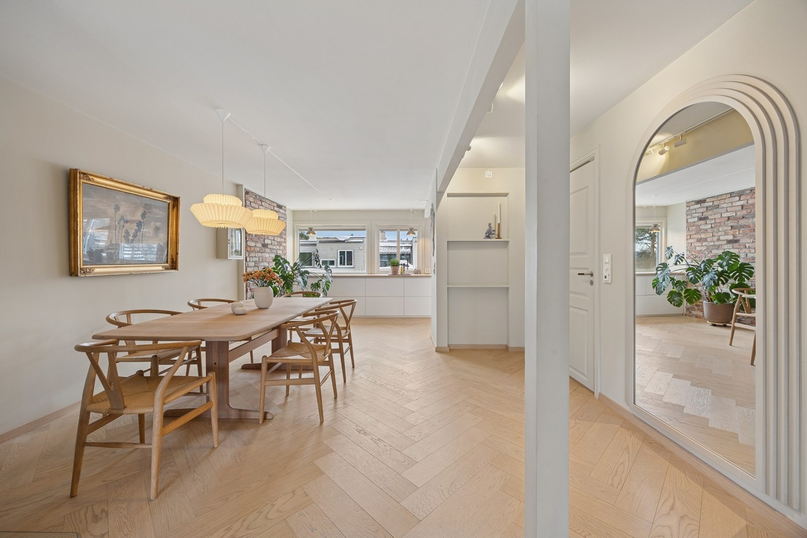 Eksklusiv fiskebeinsparkett og eikelister fra Meister er gjennomgående lagt i boligen. Store deler av rekkehuset har også varmefolie for ekstra komfort. Galleribilde