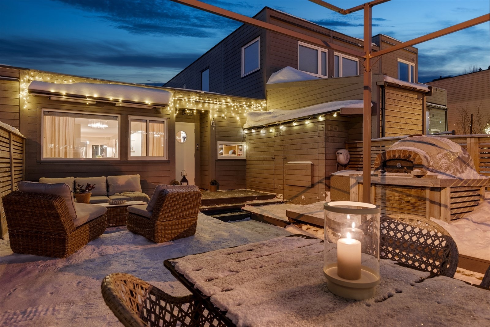 Romslig forhage med god plass til sittegruppe, grill og lekeapparater om ønskelig. Her finner du også en vedfyrt pizzaovn som setter prikken over i-en på sosiale kvelder. Galleribilde