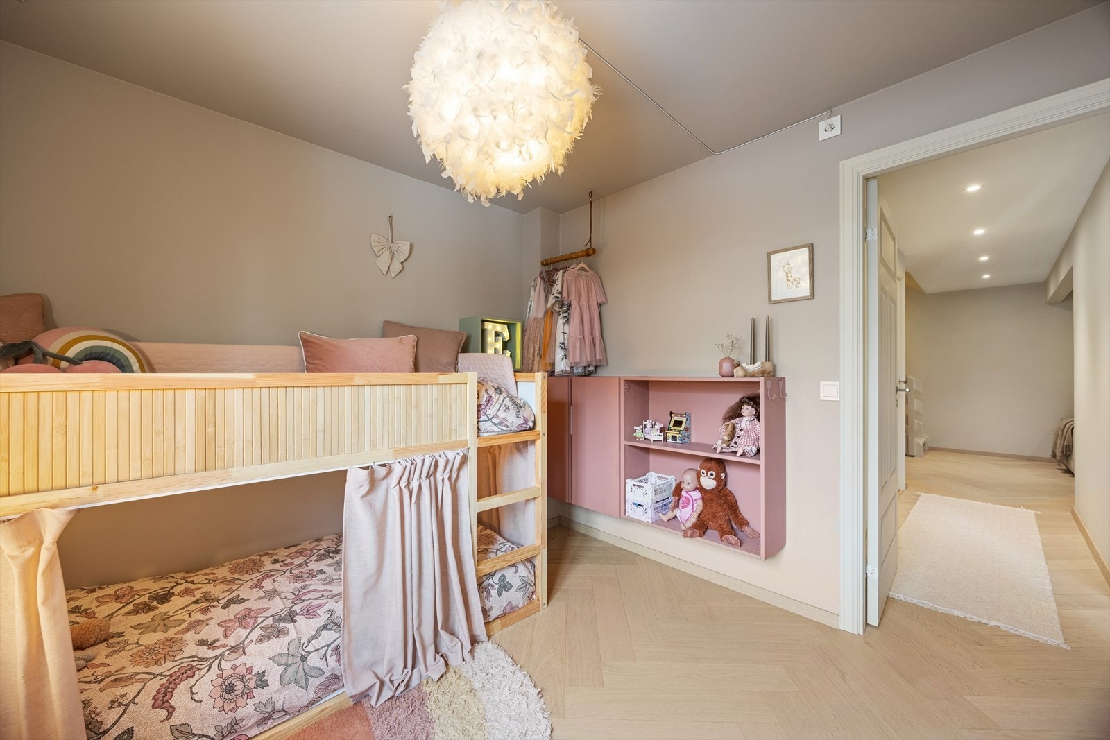 Lystette plisségardiner på begge soverom. Alle er montert av Oslo Solskjerming AS. Galleribilde