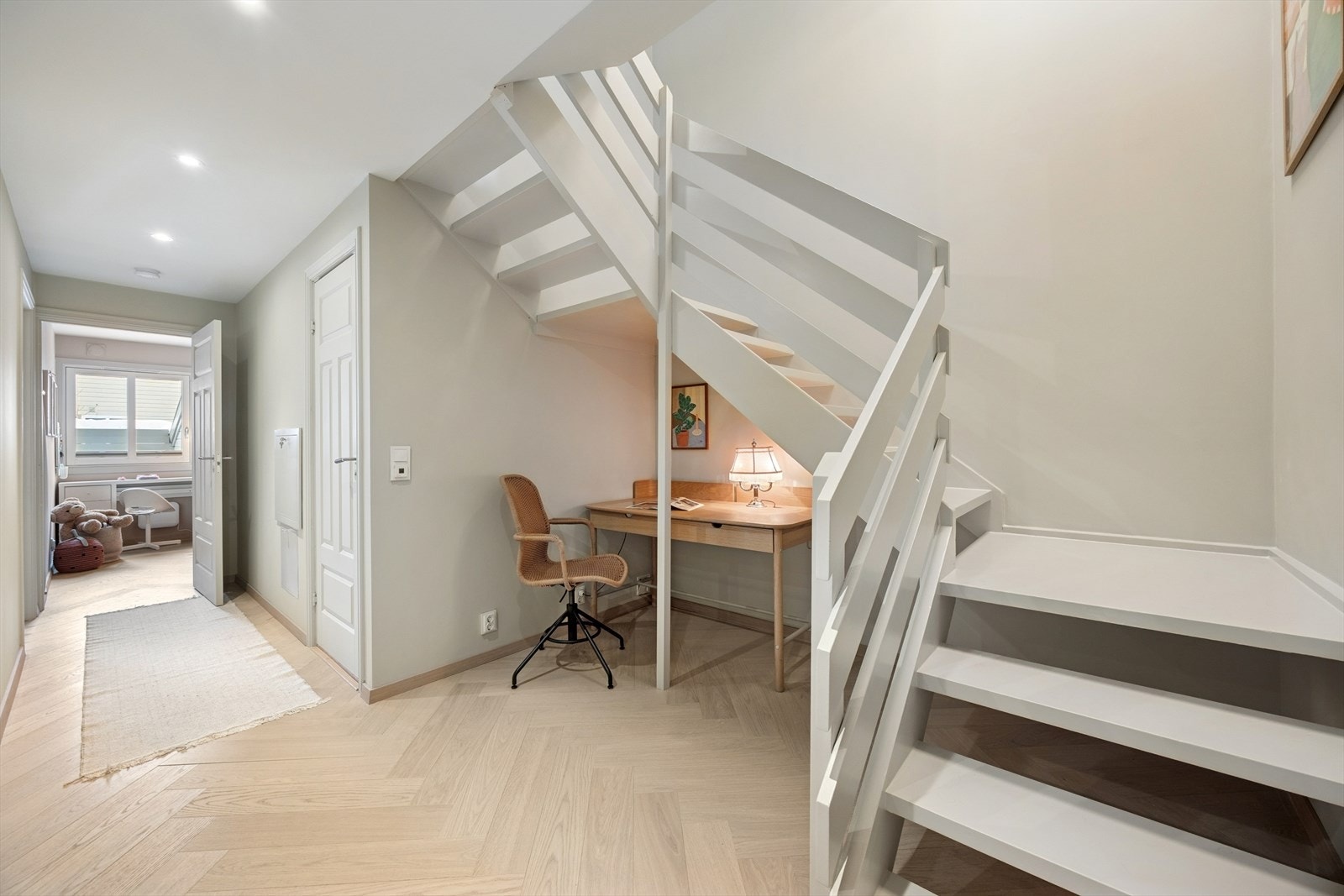 Underetasje: TV-stue, 2 soverom, gang og bad. I tillegg medfølger ekstern utebod på 4 kvm. Galleribilde