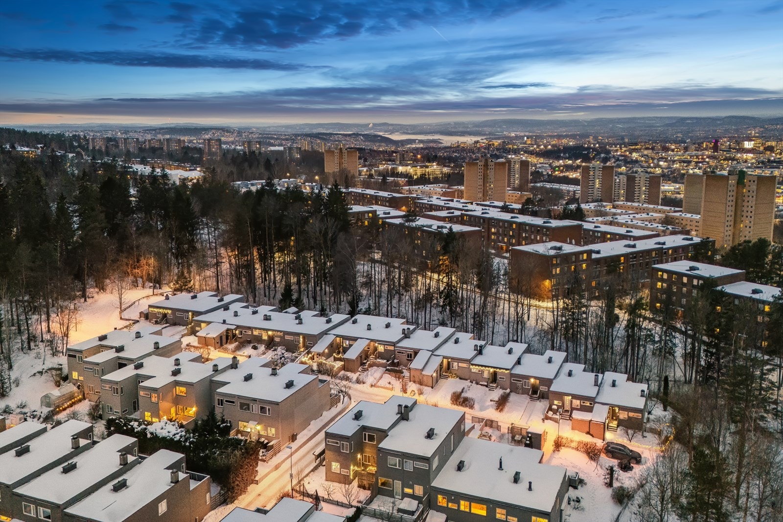 Her bor du med nærhet til marka, gangavstand til servicetilbud og kollektivtransport, samt kort vei til Lutvann leir i nærområdet. Galleribilde
